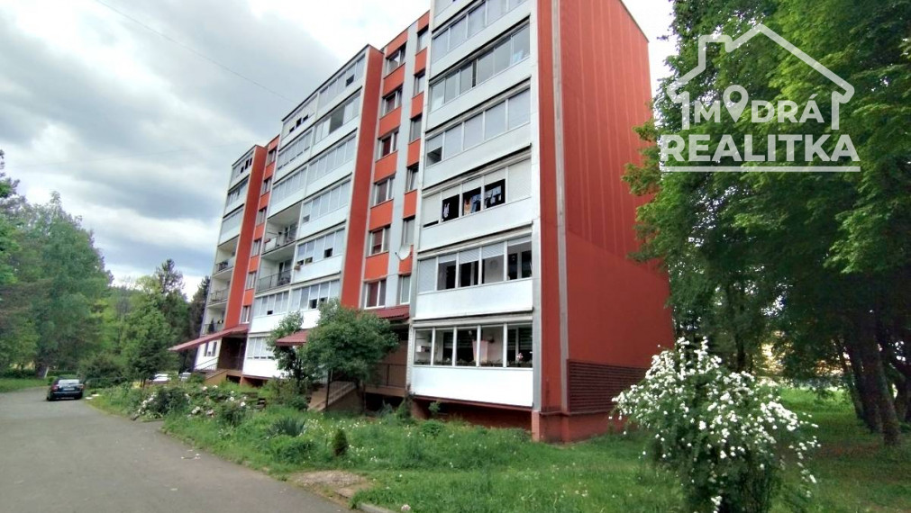 PREDANÝ, Priestranný 4-izbový byt s loggiou.