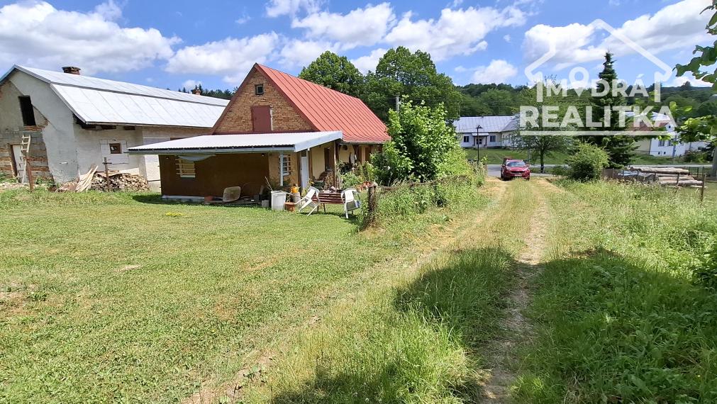 Zrekonštruovaná chalupa v obci Kalinov (okr. Medzilaborce)