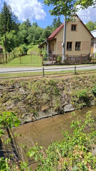 Zrekonštruovaná chalupa v obci Kalinov (okr. Medzilaborce)