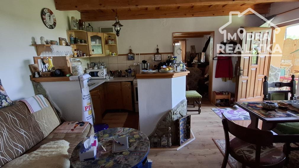 Zrekonštruovaná chalupa v obci Kalinov (okr. Medzilaborce)