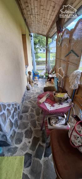 Zrekonštruovaná chalupa v obci Kalinov (okr. Medzilaborce)