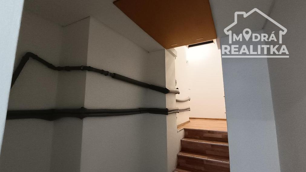 Na námestí v Humennom priestory z chodníka na prenájom