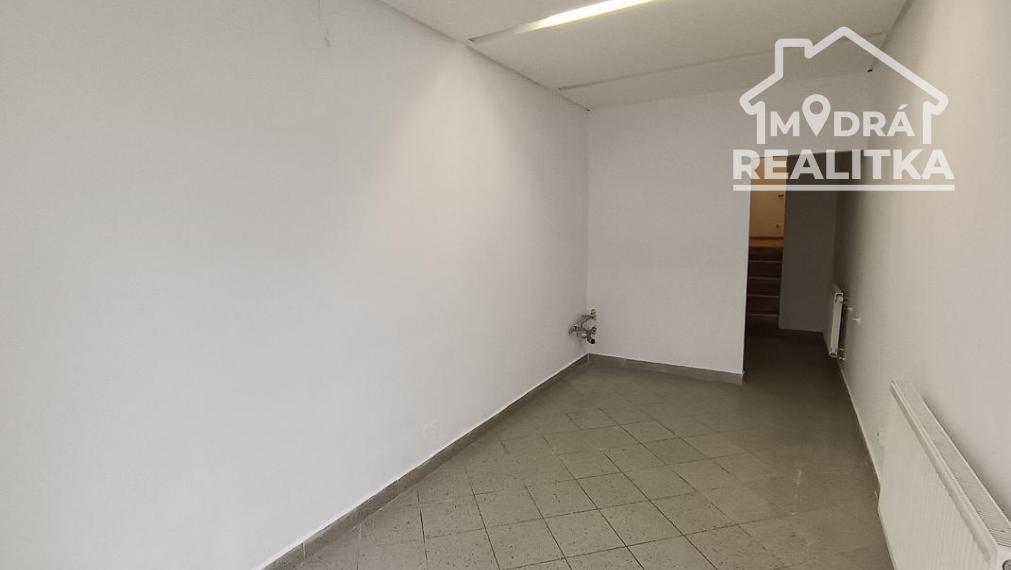 Na námestí v Humennom priestory z chodníka na prenájom