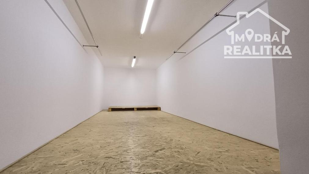 Na námestí v Humennom priestory z chodníka na prenájom