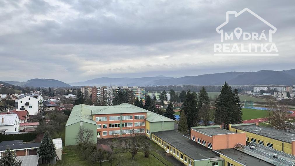 Priestranný zrekonštruovaný 4 izbový byt v širšom centre na predaj