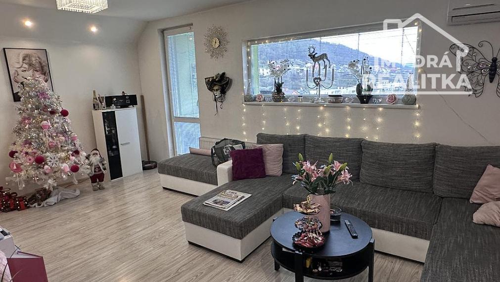 Priestranný zrekonštruovaný 4 izbový byt v širšom centre na predaj