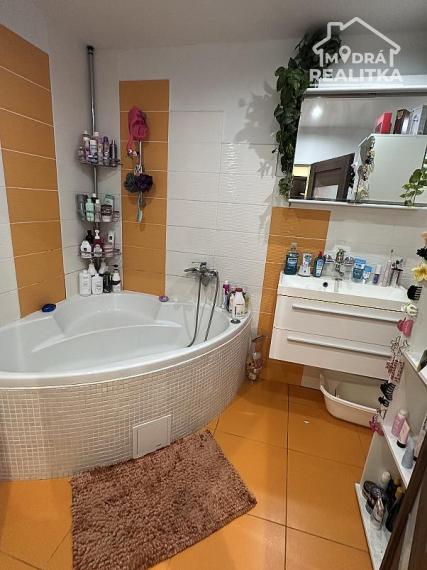 Priestranný zrekonštruovaný 4 izbový byt v širšom centre na predaj