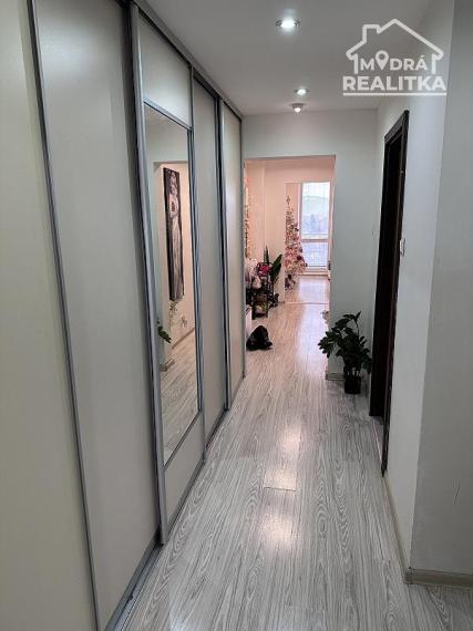 Priestranný zrekonštruovaný 4 izbový byt v širšom centre na predaj