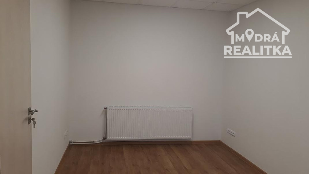 Na prenájom zrekonštruovaná kancelária s vlastným parkovaním