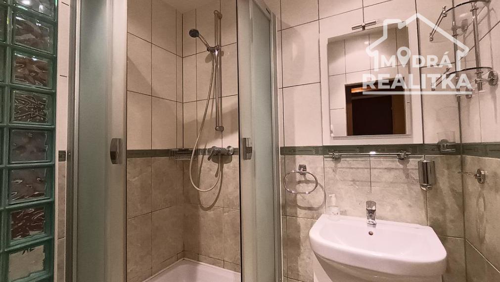 PRENÁJOM: Kompletne zariadený 1-izbový byt s loggiou – priamo v CENTRE