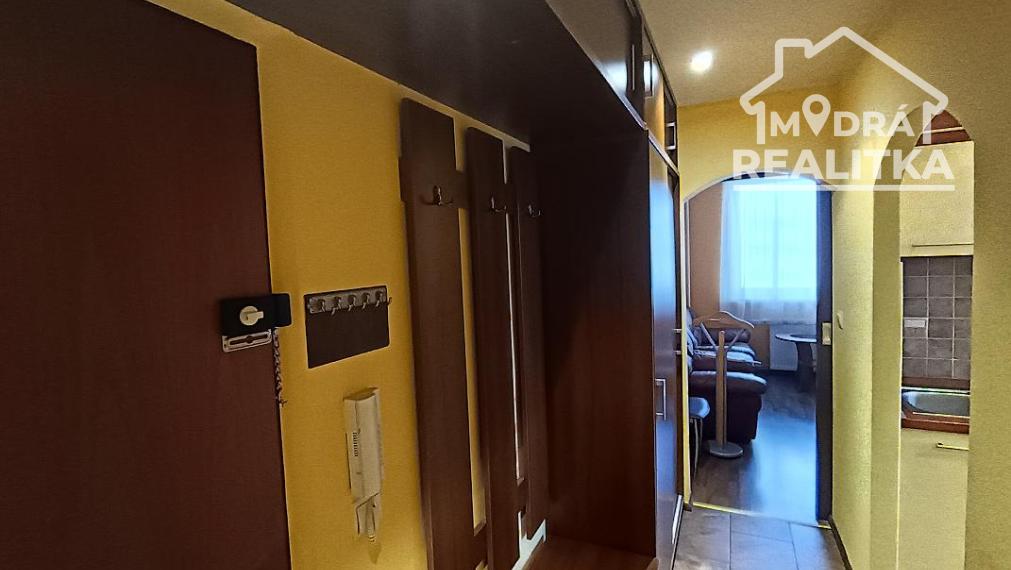 PRENÁJOM: Kompletne zariadený 1-izbový byt s loggiou – priamo v CENTRE