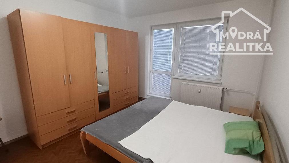 PRENÁJOM: Priestranný 3-izbový byt so špajzou (73 m²) – Humenné, pod Sokolejom