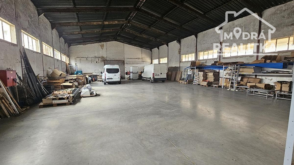 NA PREDAJ: Výrobná hala 769 m2 s veľkorysým pozemkom a TOP prístupom
