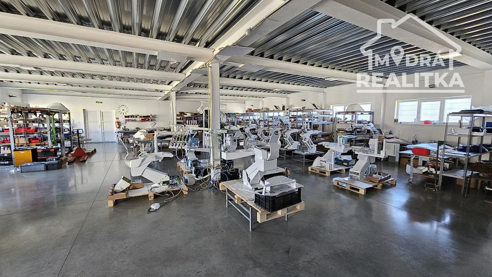 NA PREDAJ: Výrobná hala 769 m2 s veľkorysým pozemkom a TOP prístupom