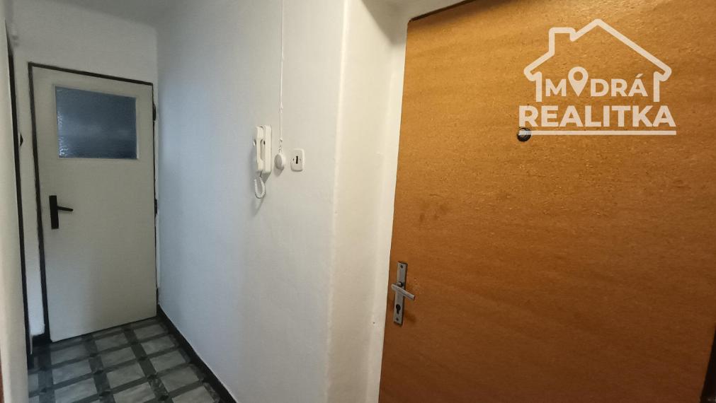 NA PREDAJ: 2-izbový byt s balkónom na Sídlisku I – ideálny na rekonštrukciu