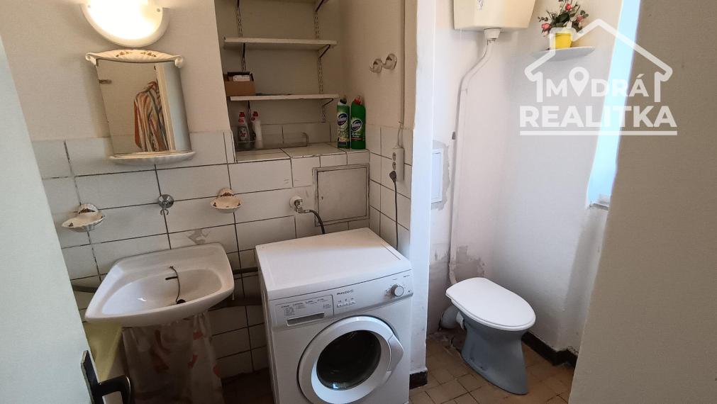 NA PREDAJ: 2-izbový byt s balkónom na Sídlisku I – ideálny na rekonštrukciu