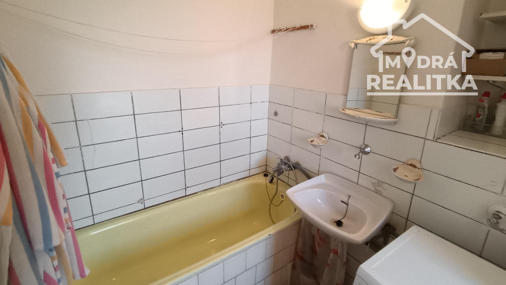 NA PREDAJ: 2-izbový byt s balkónom na Sídlisku I – ideálny na rekonštrukciu