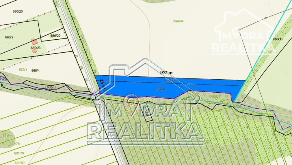 Na predaj: Rozľahlý slnečný pozemok s vlastným potokom len 2 km od Humenného