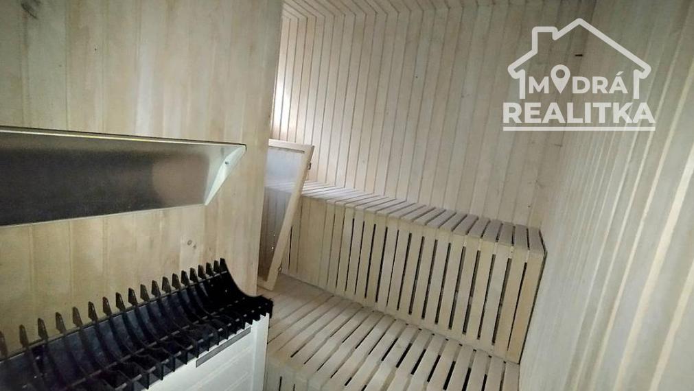 Výnimočná usadlosť s rodinným domom  a štýlovými hospodárskymi stavbami v Košarovciach