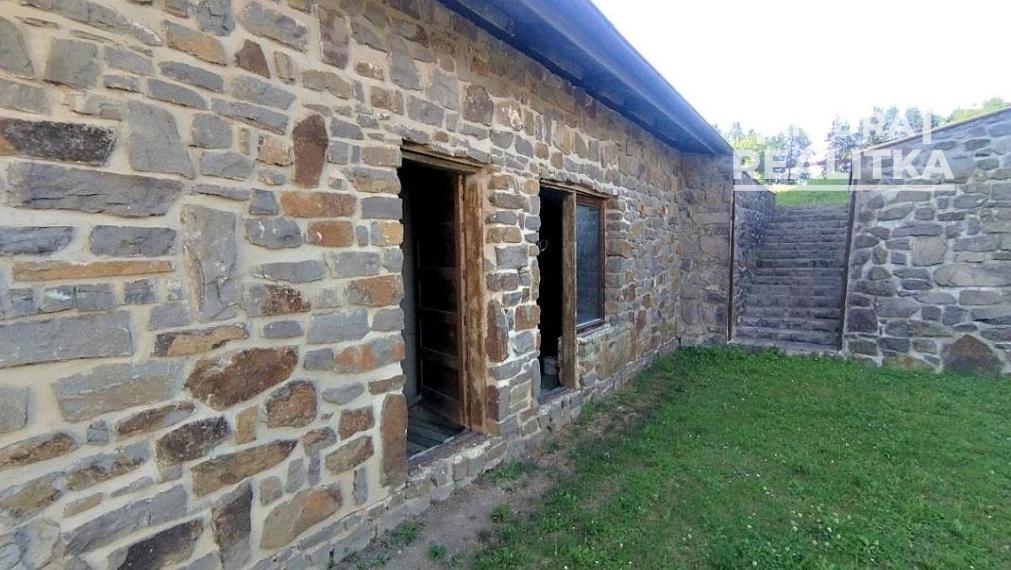 Výnimočná usadlosť s rodinným domom  a štýlovými hospodárskymi stavbami v Košarovciach