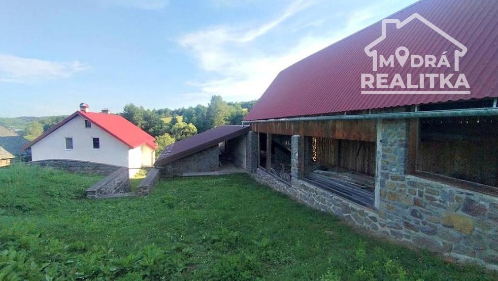 Výnimočná usadlosť s rodinným domom  a štýlovými hospodárskymi stavbami v Košarovciach