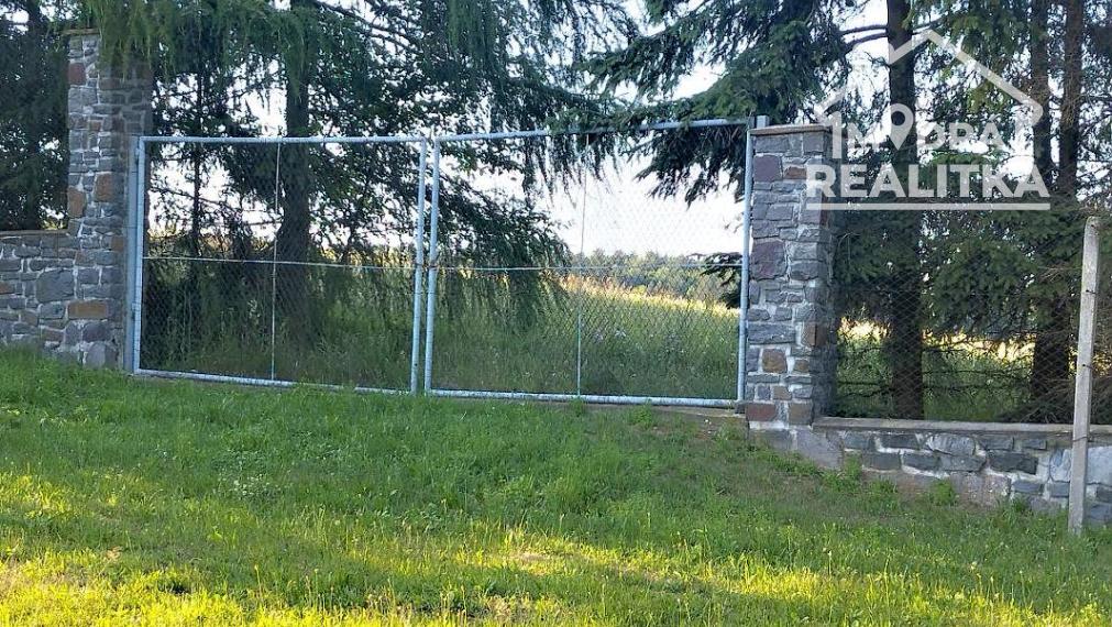 Výnimočná usadlosť s rodinným domom  a štýlovými hospodárskymi stavbami v Košarovciach