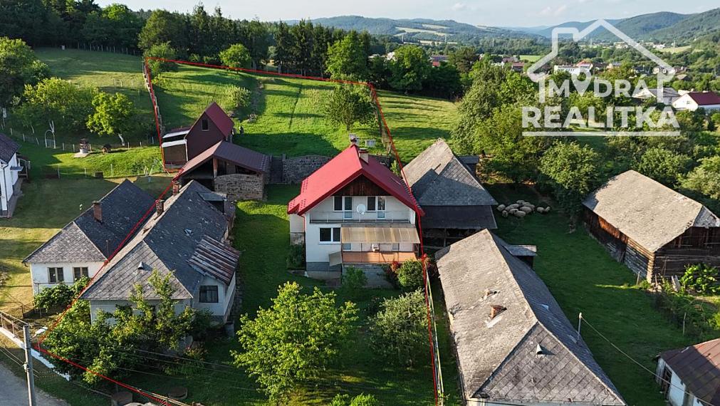 Výnimočná usadlosť s rodinným domom  a štýlovými hospodárskymi stavbami v Košarovciach