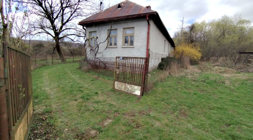 Chalupa na samote s dvoma  pozemkami – Pichne, okres Snina