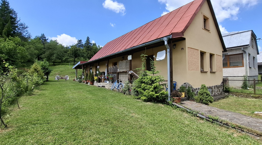 Zrekonštruovaná chalupa v obci Kalinov (okr. Medzilaborce)