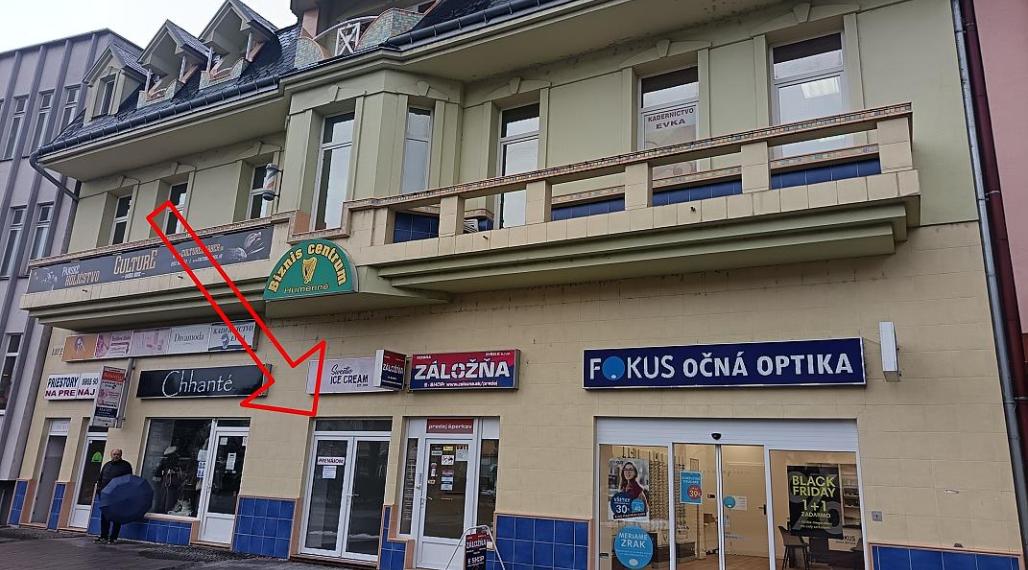 Na námestí v Humennom priestory z chodníka na prenájom