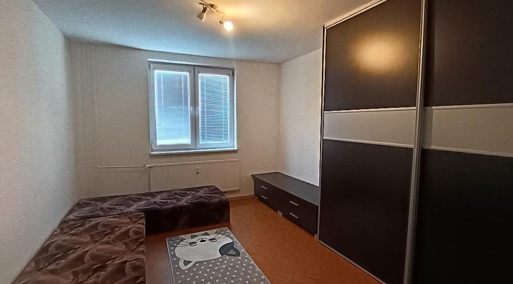 PRENÁJOM: Priestranný 3-izbový byt so špajzou (73 m²) – Humenné, pod Sokolejom