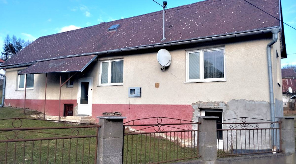 Rodinný dom s 3000 m² pozemkom – Pčoliné