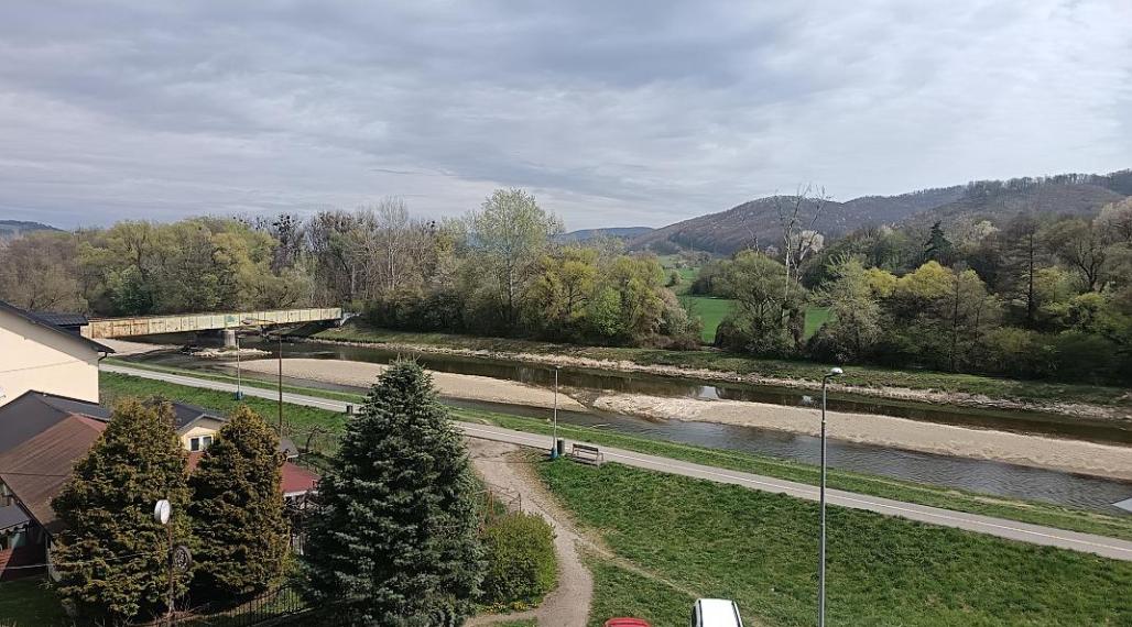 Svetlá garsónka s výhľadom na Laborec a bezbariérovým prístupom (27 m2)