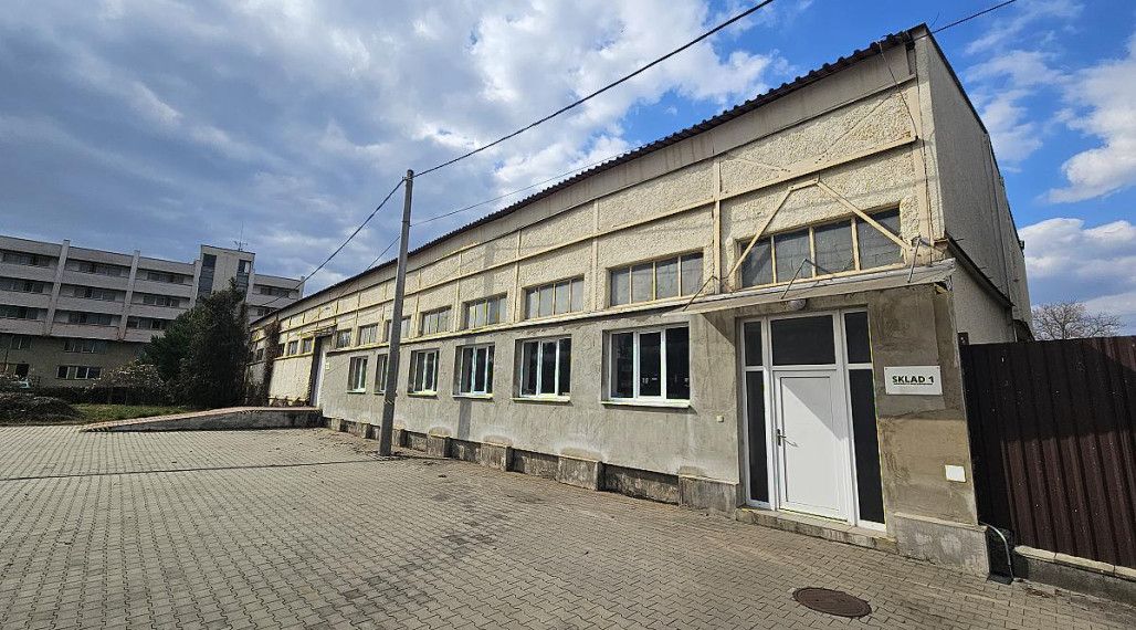 NA PREDAJ: Výrobná hala 769 m2 s veľkorysým pozemkom a TOP prístupom
