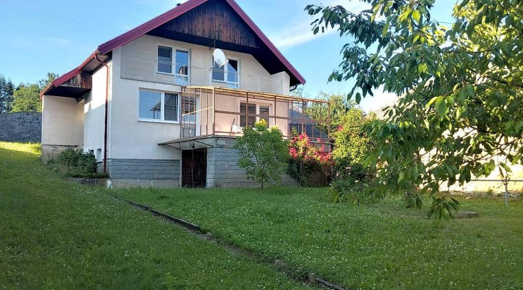 Výnimočná usadlosť s rodinným domom  a štýlovými hospodárskymi stavbami v Košarovciach