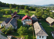 Výnimočná usadlosť s rodinným domom  a štýlovými hospodárskymi stavbami v Košarovciach - fotografia 2
