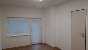 Na prenájom zrekonštruovaná kancelária s vlastným parkovaním - fotografia 2
