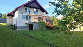 Výnimočná usadlosť s rodinným domom  a štýlovými hospodárskymi stavbami v Košarovciach - fotografia 1