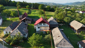 Výnimočná usadlosť s rodinným domom  a štýlovými hospodárskymi stavbami v Košarovciach - fotografia 2