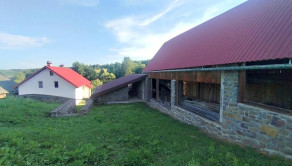 Výnimočná usadlosť s rodinným domom  a štýlovými hospodárskymi stavbami v Košarovciach - fotografia 25