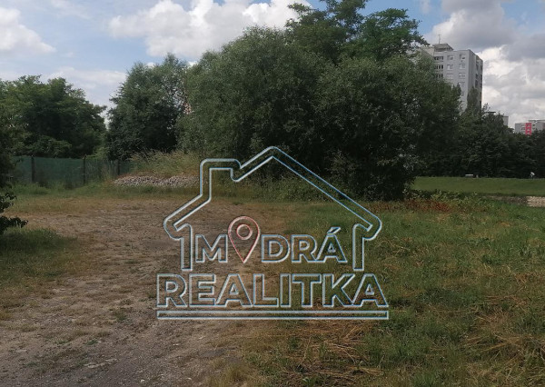 Lukratívny pozemok pri Laborci na predaj