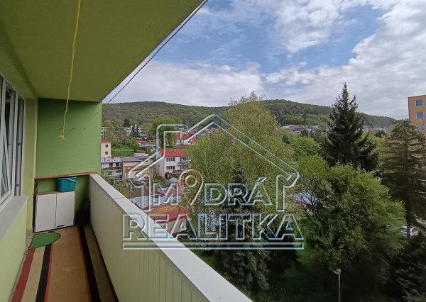 Veľký 4 izbový byt na ulici Osloboditeľov na predaj