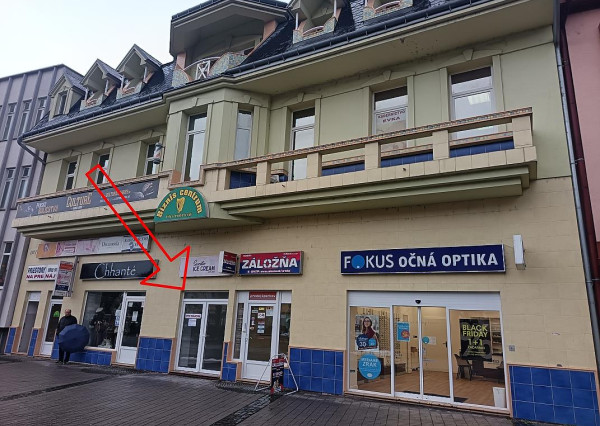 Na námestí v Humennom priestory z chodníka na prenájom