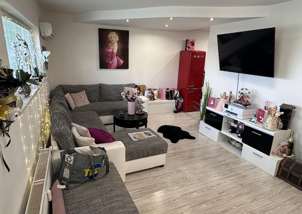 Priestranný zrekonštruovaný 4 izbový byt v širšom centre na predaj