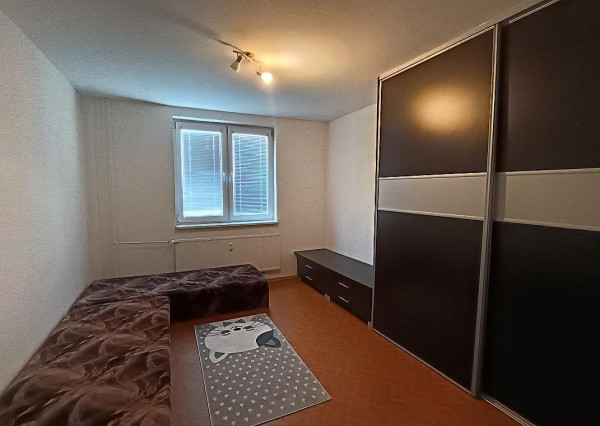 PRENÁJOM: Priestranný 3-izbový byt so špajzou (73 m²) – Humenné, pod Sokolejom