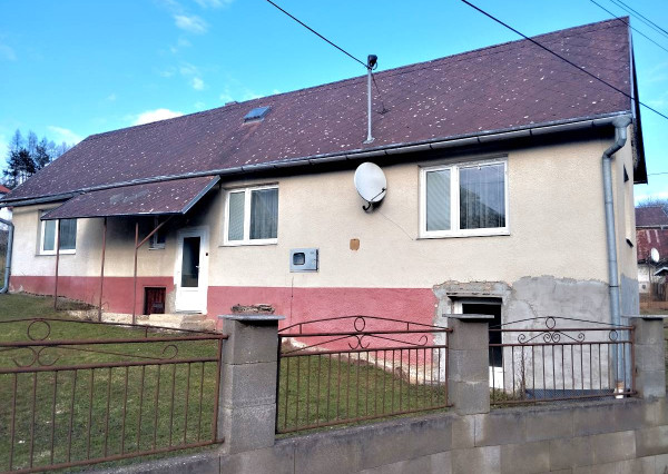 Rodinný dom s 3000 m² pozemkom – Pčoliné