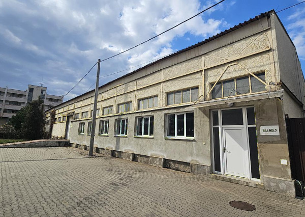NA PREDAJ: Výrobná hala 769 m2 s veľkorysým pozemkom a TOP prístupom