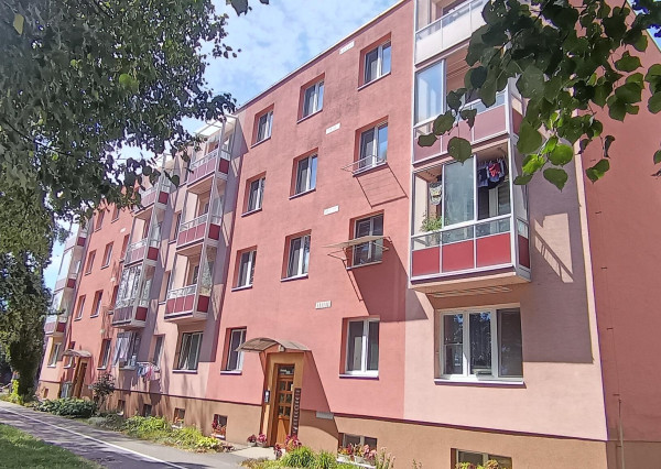 3-IZBOVÝ BYT 71 m² S BALKÓNOM A PIVNICOU – V Centre HUMENNÉHO