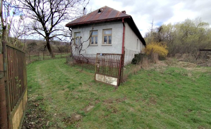 Chalupa na samote s dvoma  pozemkami – Pichne, okres Snina