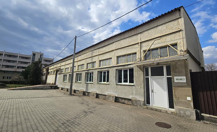 NA PREDAJ: Výrobná hala 769 m2 s veľkorysým pozemkom a TOP prístupom
